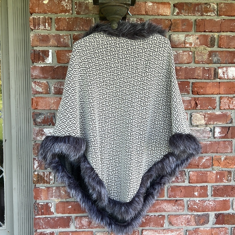 Coco + Carmen faux fur cape - Picture 4 of 5